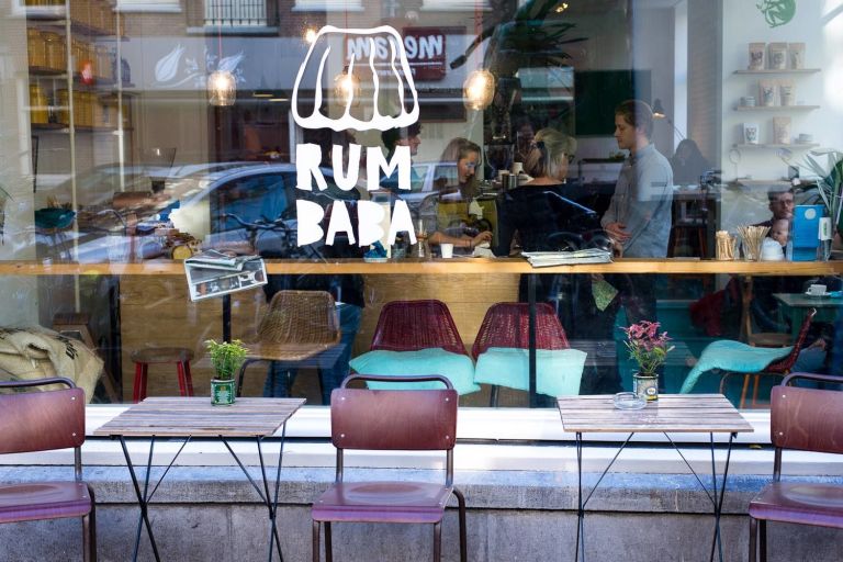 Dit zijn de 9 lekkerste koffiebars mét terras waar je nu naartoe wil